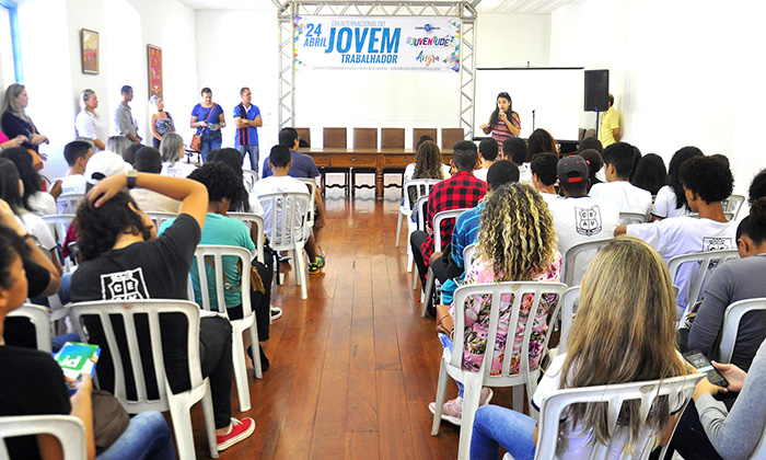 Capa da notícia: Prefeitura promove ação no Dia do Jovem Trabalhador