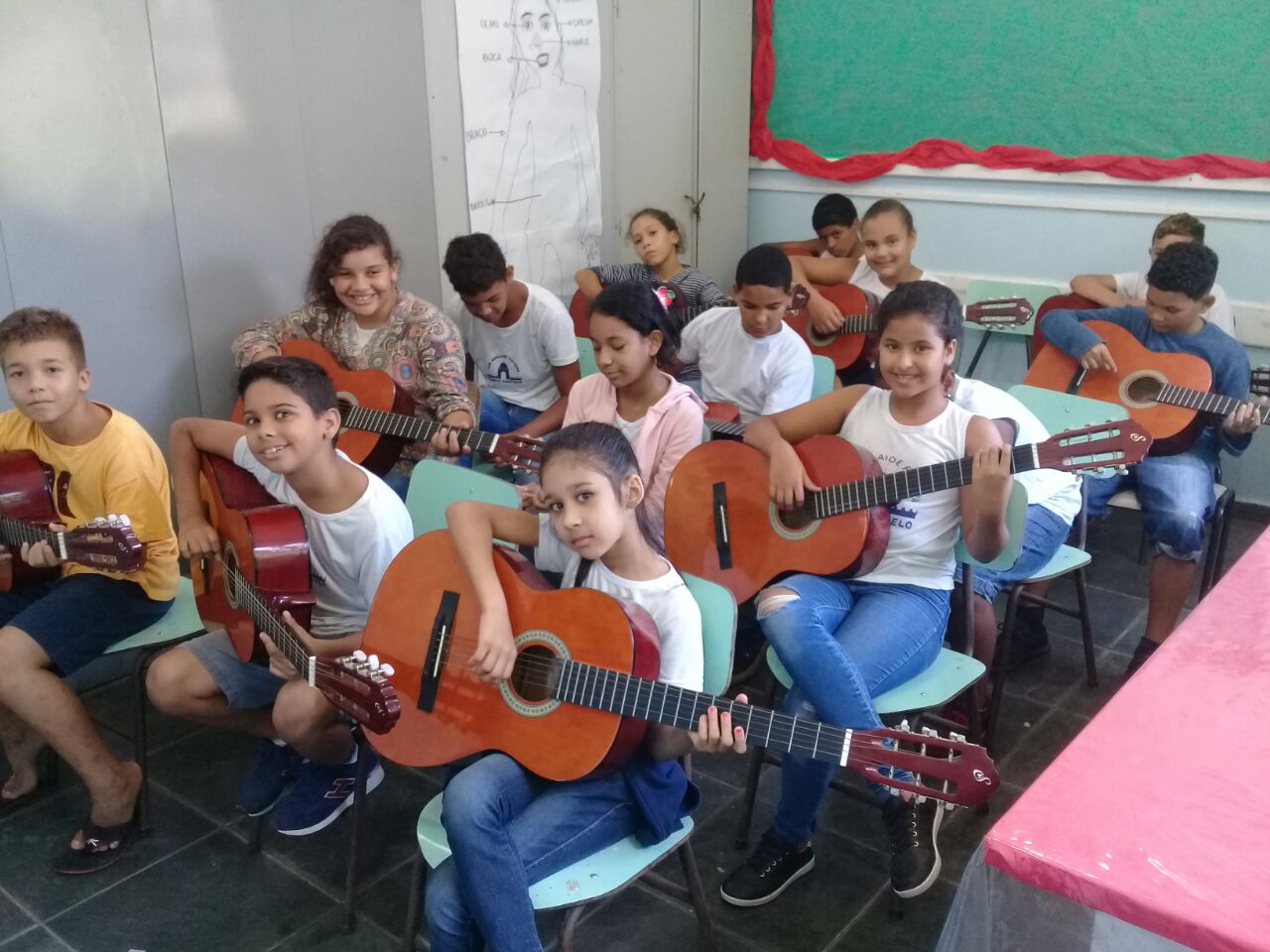 Capa da notícia: Musicalizando é iniciado nas Sapinhatubas 1 e 2