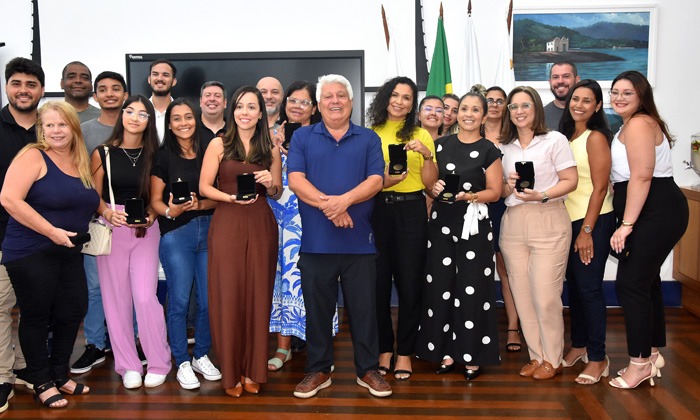 Capa da notícia: Prefeitura de Angra reconhece servidores que atuaram no Regulariza a Tempo