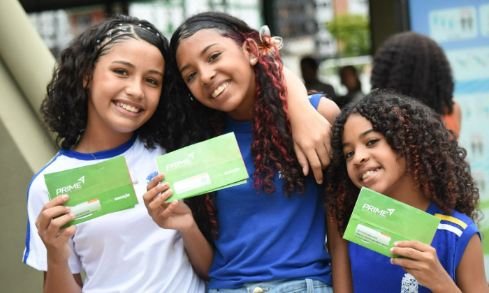 Capa da notícia: Angra realiza cerimônia de entrega do Cartão Educação para alunos e professores