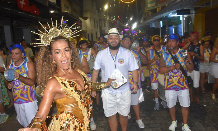 Capa da notícia: Terceira noite do Carnaval de Angra reúne multidão de foliões