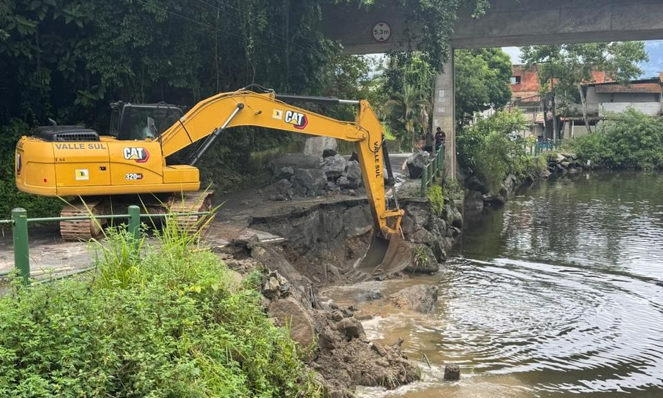 Capa da notícia: Após fortes chuvas, Prefeitura de Angra inicia obras no Parque Mambucaba