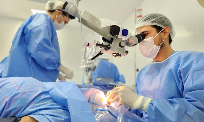 Hospital dos Olhos realiza 90 cirurgias de catarata em três dias