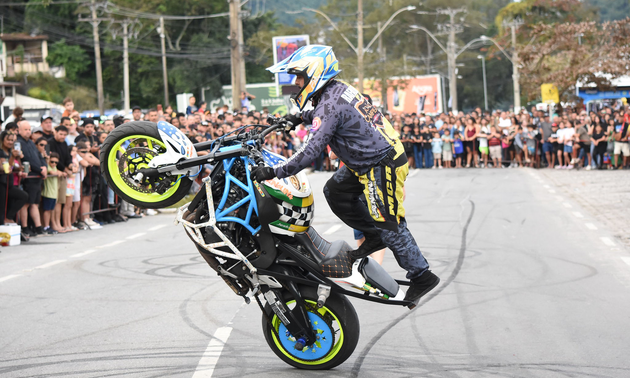 Angra MotoFest comemora mais uma edição com shows de rock e manobras radicais