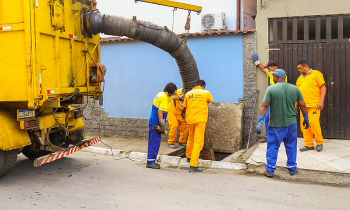 Prefeitura reforça manutenção de bueiros para prevenir impactos das chuvas em Angra